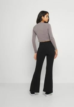 Even&Odd Damen SPLIT FRONT FLARED - Stoffhose - Black -Even&Odd Verkäufe 6ffa1fc5572e42b8a01fd00e38066798