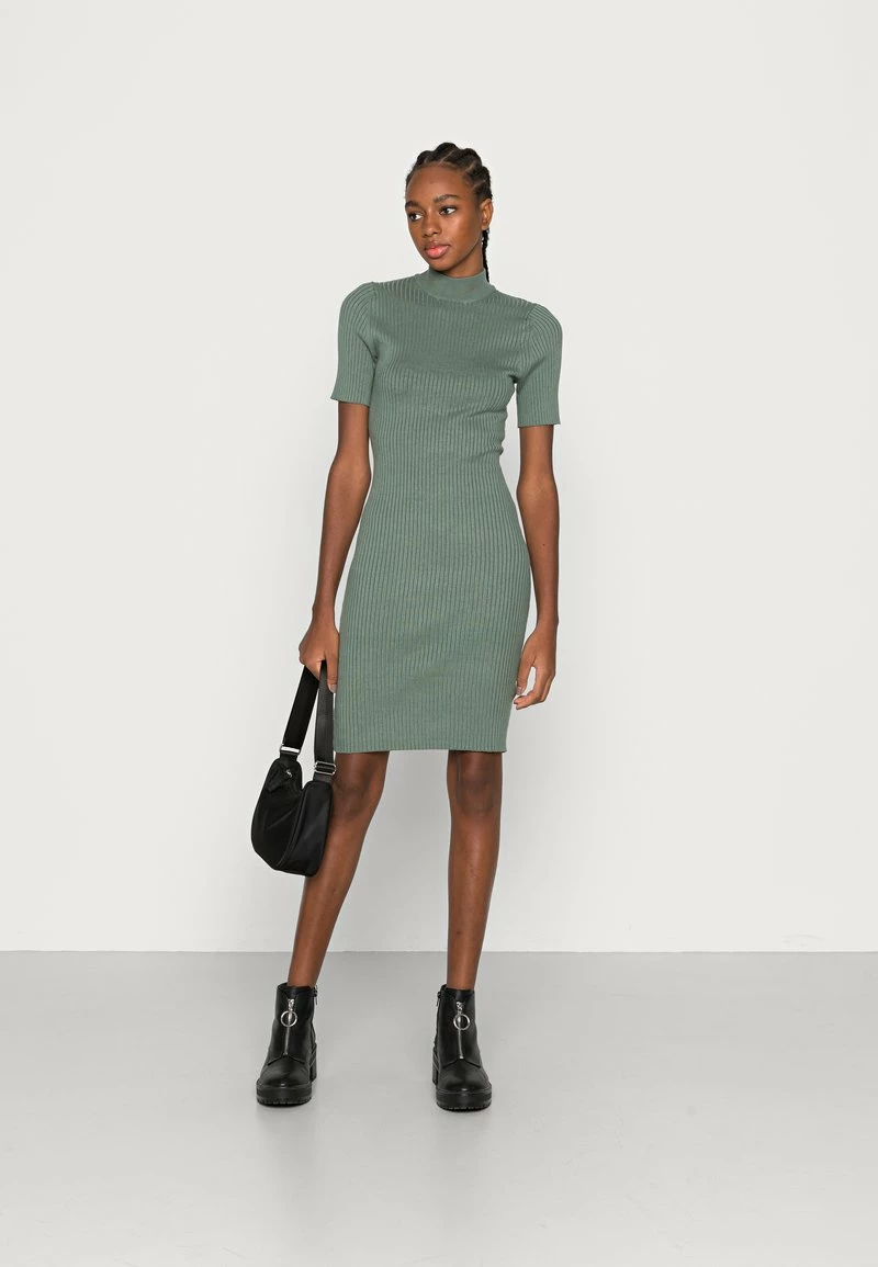 Even&Odd Damen PERKIN NECK SHORT SLEEVE DRESS - Strickkleid - Olive 4 Even&Odd Damen PERKIN NECK SHORT SLEEVE DRESS - Strickkleid - Olive – Bild 2