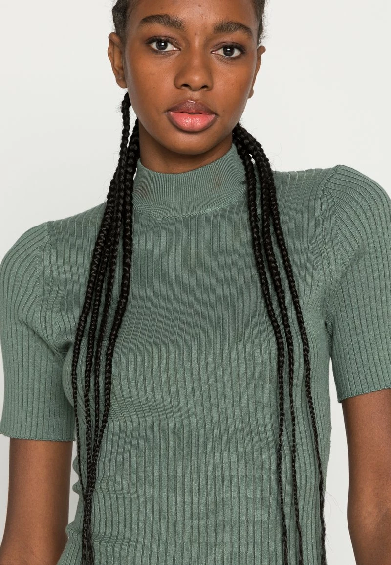 Even&Odd Damen PERKIN NECK SHORT SLEEVE DRESS - Strickkleid - Olive 7 Even&Odd Damen PERKIN NECK SHORT SLEEVE DRESS - Strickkleid - Olive – Bild 5